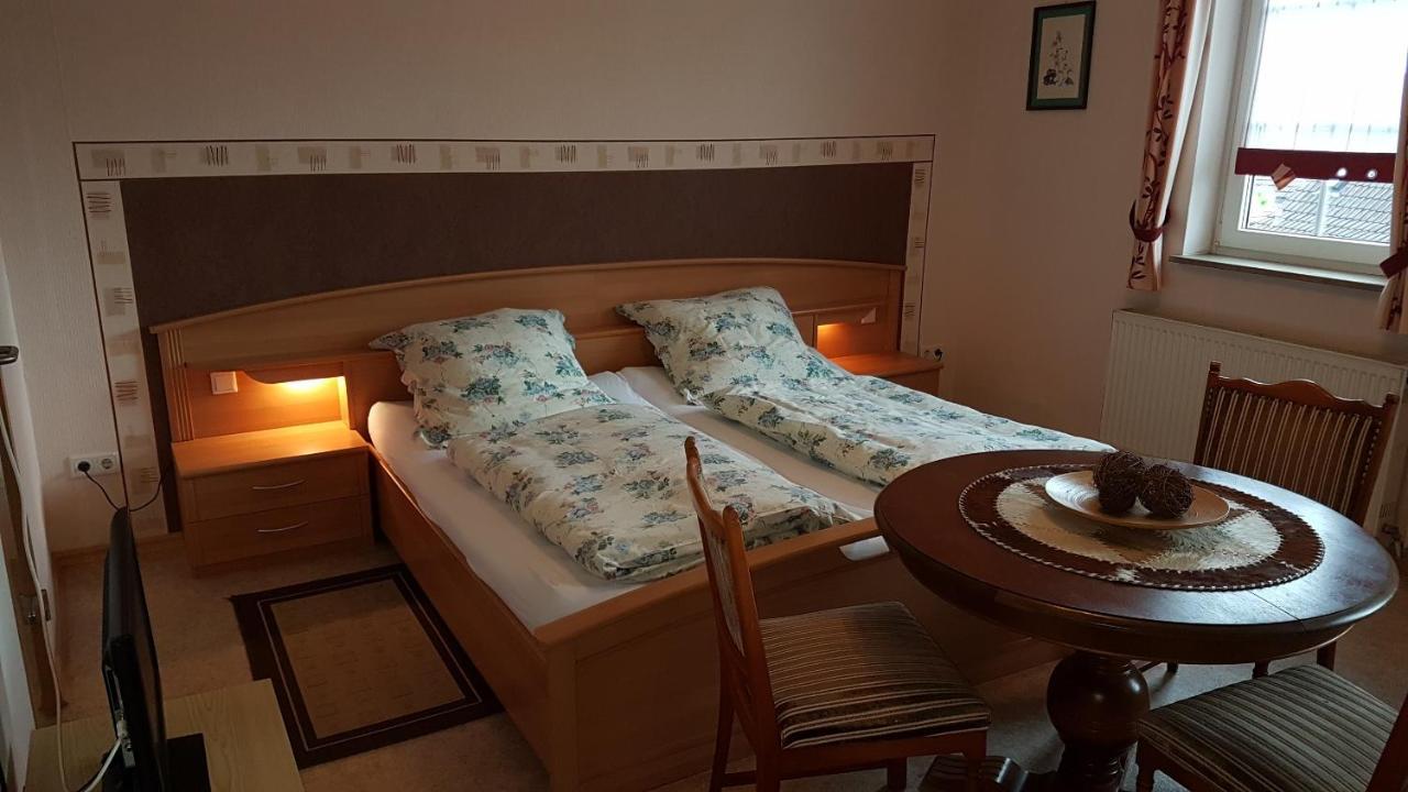 Landgasthof "Zur Linde" Irmelshausen Экстерьер фото